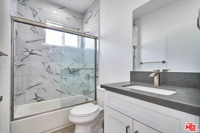 1129 S Harvard Boulevard, Los Angeles CA: https://media.crmls.org/mediaz/646699a3-4eb7-446d-a3da-9d41fececda5.jpg