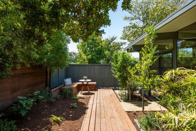 86 Roosevelt Circle, Palo Alto CA: https://media.crmls.org/mediaz/6466a955-13ed-4dd5-9775-d7105926aa77.jpg