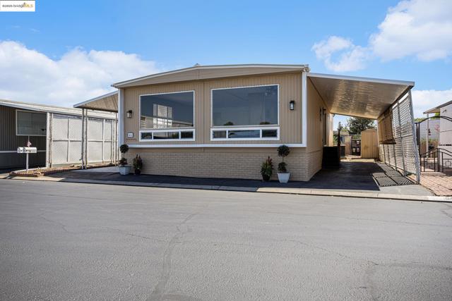 3660 Walnut Blvd, Brentwood CA: https://media.crmls.org/mediaz/646746e7-ce94-4f84-be17-55931138e8c2.jpg
