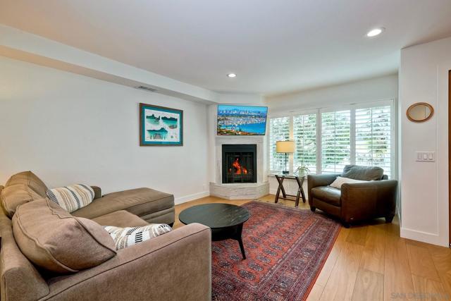 1174 Locust St, San Diego CA: https://media.crmls.org/mediaz/646749d7-8c4c-495d-990e-d454cd701f31.jpg