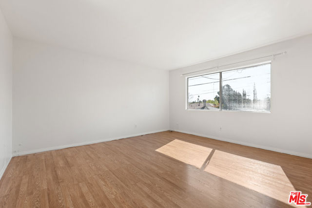 14990 Victory Boulevard, Van Nuys CA: https://media.crmls.org/mediaz/64678188-9b2a-46a6-9dd9-2ff66feb1b99.jpg