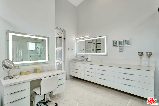 28405 Via Acero Street, Malibu CA: https://media.crmls.org/mediaz/6467ff70-c17c-49e2-b29c-d55f3e4154d7.jpg
