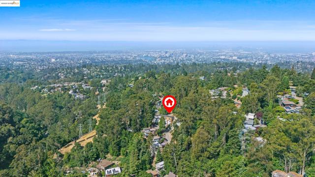 5915 Balboa Dr, Oakland CA: https://media.crmls.org/mediaz/64681652-9adf-4afe-860a-fae1126ec803.jpg