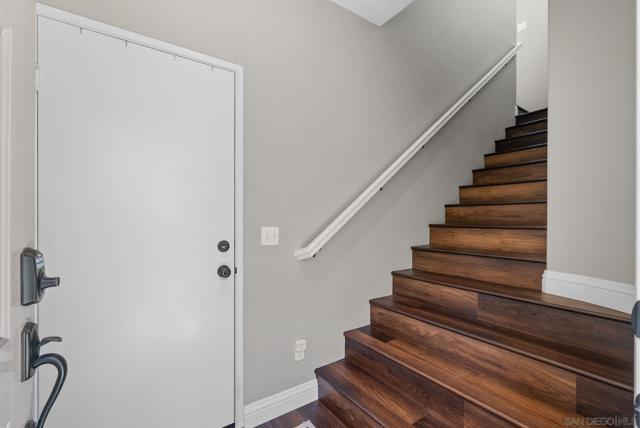 10860 Ivy Hill Dr, San Diego CA: https://media.crmls.org/mediaz/64686eb4-1f4f-44f4-9c4c-7724c08f4580.jpg