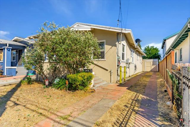 2452 Humboldt Avenue, Oakland CA: https://media.crmls.org/mediaz/6468ff4d-3d69-46da-a343-dff95b44af72.jpg