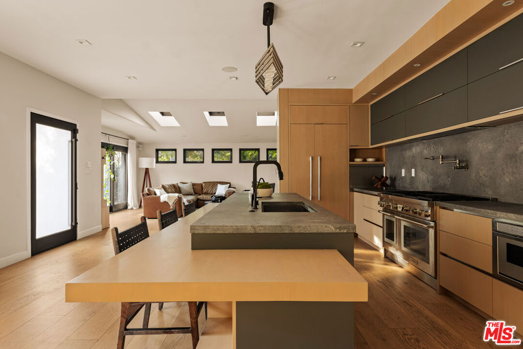 3936 Farley CourtStudio City img 17
