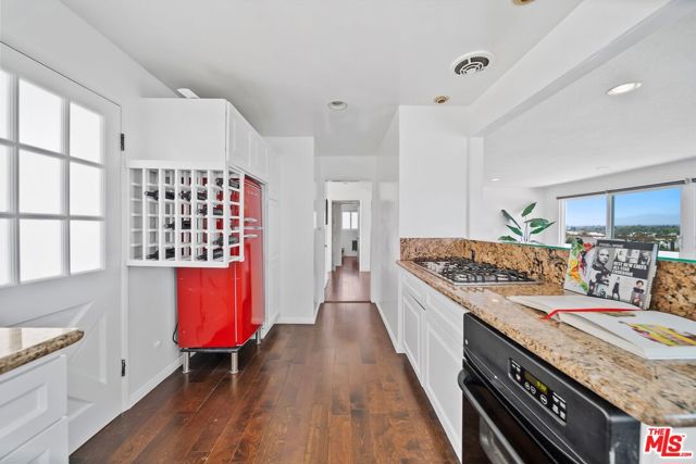 11689 Picturesque Drive, Studio City CA: https://media.crmls.org/mediaz/646a7b9e-708e-445e-b6fd-5d0fdff6790b.jpg