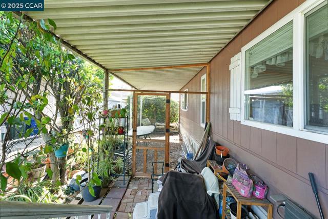 2006 Dalis Dr, Concord CA: https://media.crmls.org/mediaz/646a91bd-1d24-4563-9784-35009446d120.jpg