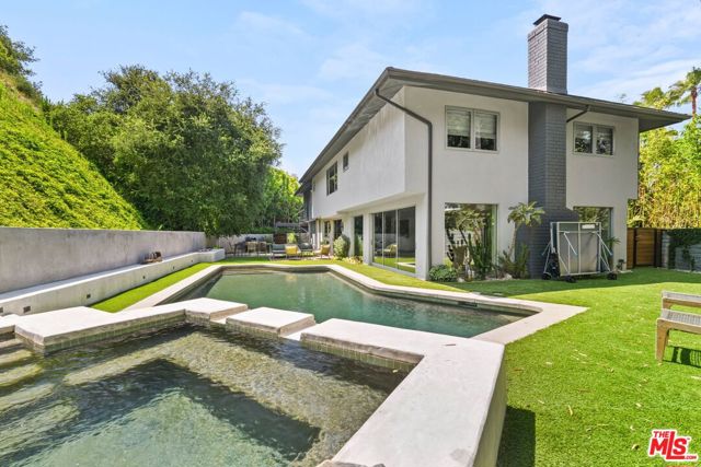 7712 Chandelle Place, Los Angeles CA: https://media.crmls.org/mediaz/646ab84f-c1a8-4b48-900a-0fbd55bd3fb6.jpg