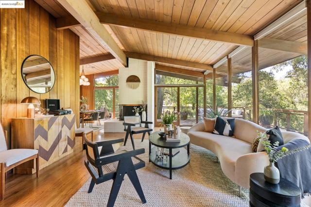 1 Kittiwake Rd, Orinda CA: https://media.crmls.org/mediaz/646abf23-a6f4-4582-b17f-de43768b6c6a.jpg
