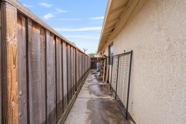1001 Eagle Drive, Salinas CA: https://media.crmls.org/mediaz/646b930b-8718-442d-9267-5cd75cb9cff4.jpg