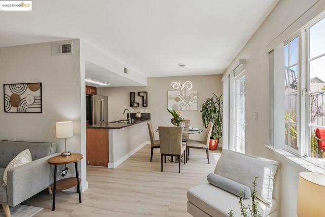 16 Town Sq PL, Oakland CA: https://media.crmls.org/mediaz/646bbec9-2663-4a4a-90f2-16d07d386615.jpg