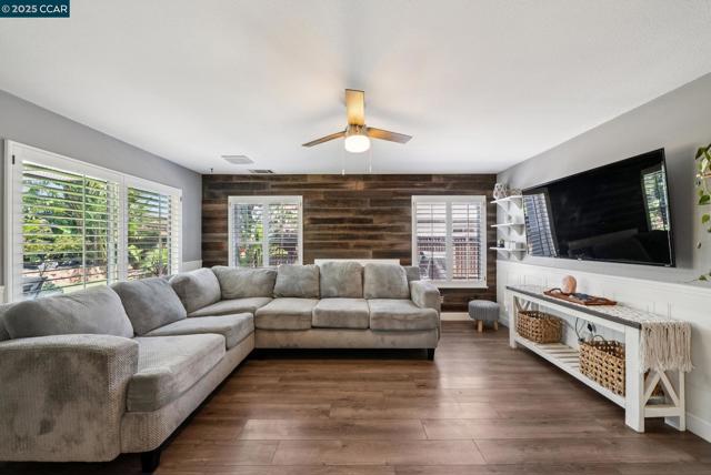 4813 Carrington Dr, Oakley CA: https://media.crmls.org/mediaz/646c0bdd-afc2-4558-9d07-8c81a8569345.jpg