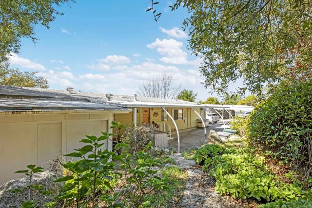 18218 Paradise Mountain Road, Valley Center CA: https://media.crmls.org/mediaz/646d6487-5ae4-42b7-befe-e3eb0a0cb8fa.jpg