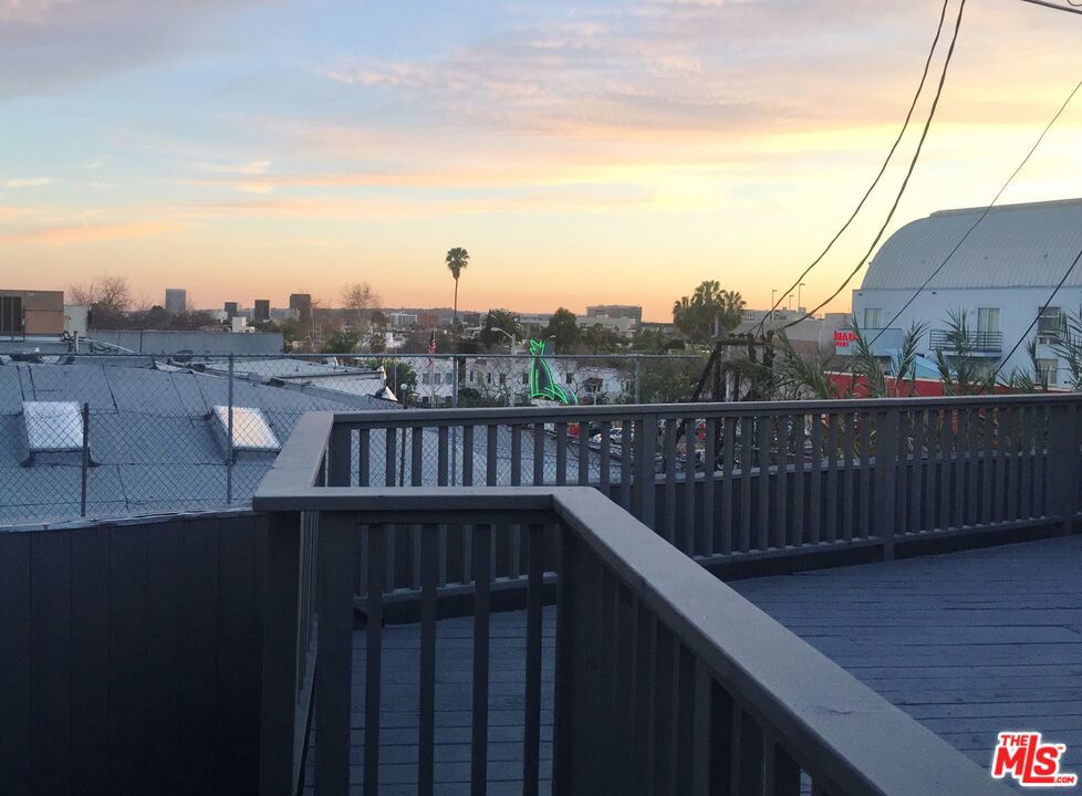 https://media.crmls.org/mediaz/646dfc86-08aa-42ef-a5f1-1b5d643efebf.jpg?preset=X-Large