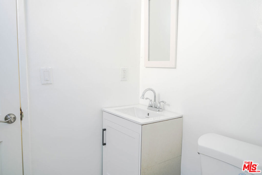 https://media.crmls.org/mediaz/646f7810-5b44-4263-8b64-40aae86b1bed.jpg?preset=X-Large
