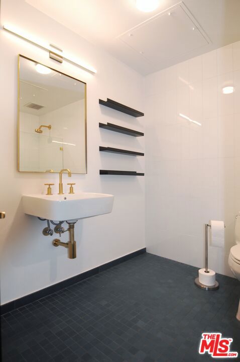 315 E 8th Street, Los Angeles CA: https://media.crmls.org/mediaz/646f7e28-52ca-45bc-9188-fe93d4835130.jpg