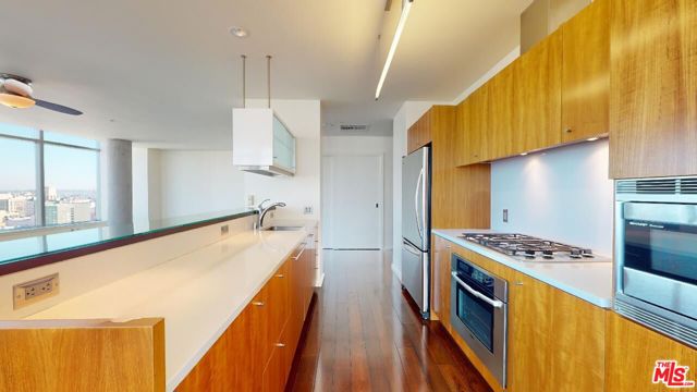 1155 S Grand Avenue, Los Angeles CA: https://media.crmls.org/mediaz/6470043d-7093-4b19-9293-cc03f0393279.jpg