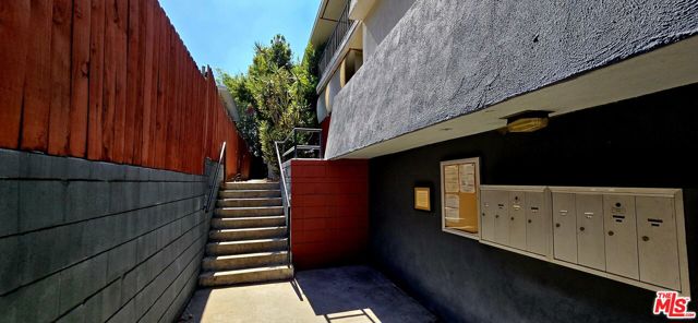 1433 N Martel Avenue, Los Angeles CA: https://media.crmls.org/mediaz/6470788f-14a6-4ea4-994e-90b38299001c.jpg