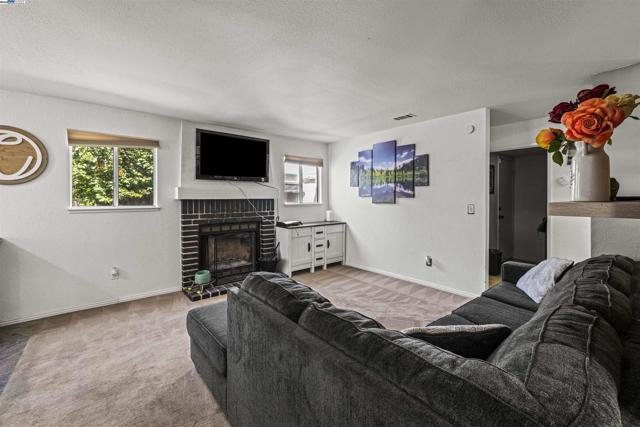 1860 Concannon Dr, Oakley CA: https://media.crmls.org/mediaz/64717770-2932-4cde-b859-0f588cca77fc.jpg