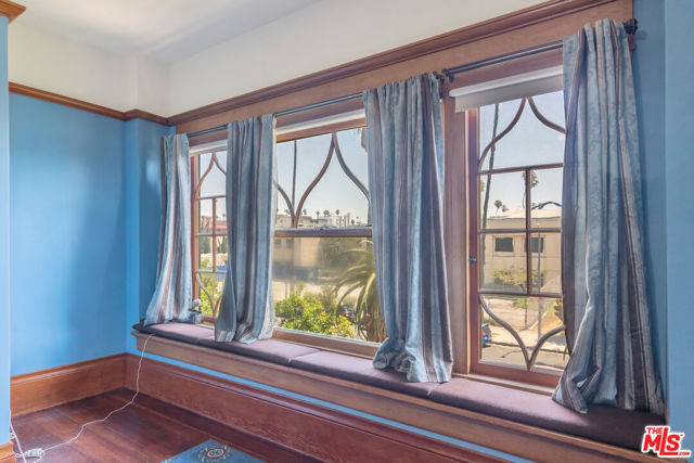 1049 Elden Avenue, Los Angeles CA: https://media.crmls.org/mediaz/64728b7b-0272-44ef-a0e9-54d82be88340.jpg