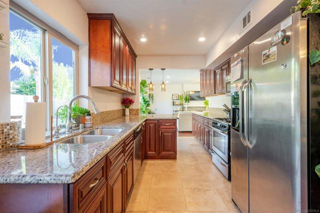 140 Rainier Ct, Chula Vista CA: https://media.crmls.org/mediaz/647291e6-d995-4169-948e-81ee1b60a00d.jpg