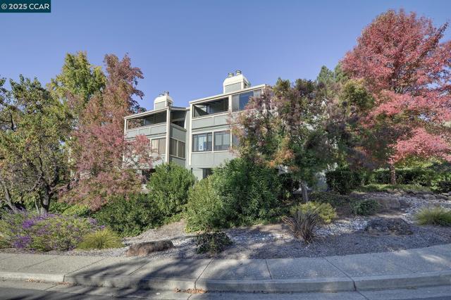 3050 Rossmoor Pkwy, Walnut Creek CA: https://media.crmls.org/mediaz/6473b734-8cb4-41b2-a6dc-d3e1a3e4b5f9.jpg