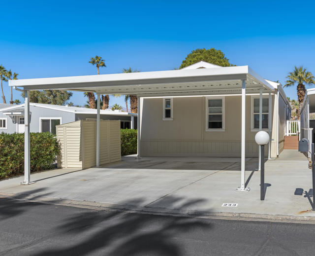 15500 Bubbling Wells Road, Desert Hot Springs CA: https://media.crmls.org/mediaz/6473eded-2958-4caf-b6bd-eb191a599053.jpg