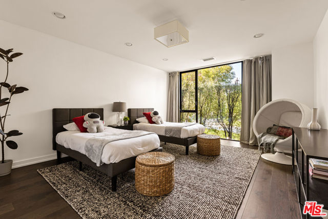 17352 Magnolia Boulevard, Encino CA: https://media.crmls.org/mediaz/647464f4-be36-4c9d-a3ff-c823e5d6f8a2.jpg