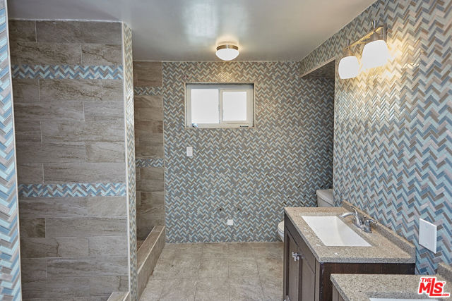 2422 Venice Boulevard, Los Angeles CA: https://media.crmls.org/mediaz/6476818d-e8ce-4400-b78e-c1ded1892ef5.jpg