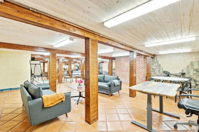251 Middlefield Road, Palo Alto CA: https://media.crmls.org/mediaz/64784789-5c10-4d84-b893-6d5e38809138.jpg