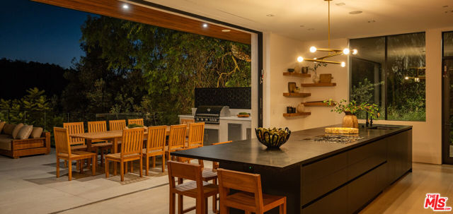 12752 Mulholland Drive, Beverly Hills CA: https://media.crmls.org/mediaz/6478a3de-8895-40d1-bebf-997023f5f907.jpg