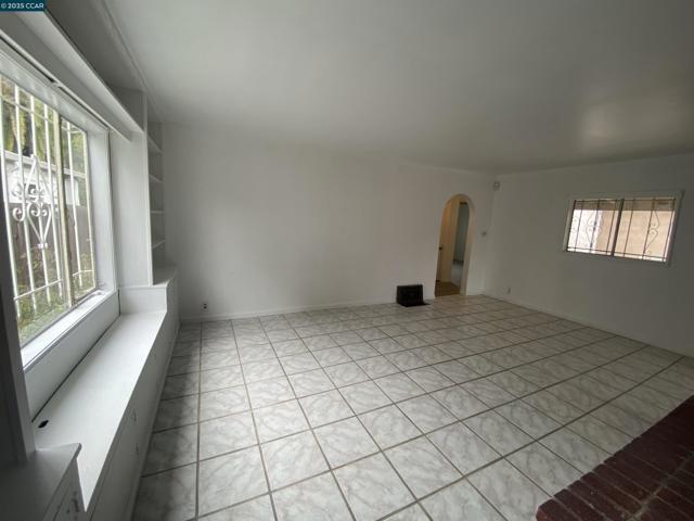 2221 80Th Ave, Oakland CA: https://media.crmls.org/mediaz/64799948-a3e2-4532-be29-26919a059300.jpg