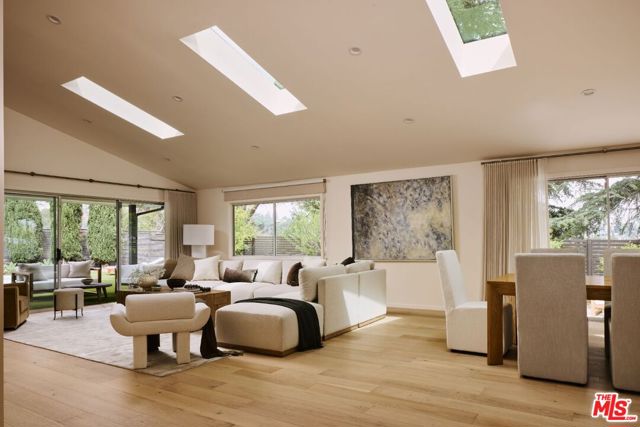 15674 Royal Ridge Road, Sherman Oaks CA: https://media.crmls.org/mediaz/647af1c0-6270-4dd7-a22d-205b21f4e4c1.jpg