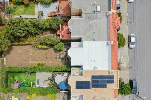 658 30Th Ave, San Francisco CA: https://media.crmls.org/mediaz/647c1143-2997-43d2-a9f7-e27cb98ca03e.jpg