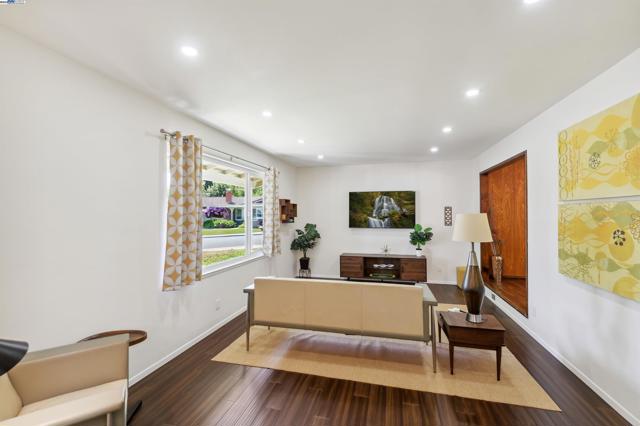 7606 Desertwood Ln, Pleasanton CA: https://media.crmls.org/mediaz/647c3ee3-318a-4763-b4f5-0ff0da24ac78.jpg