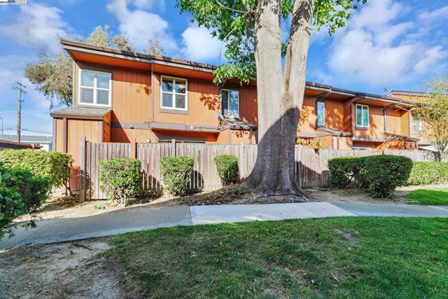 38627 Cherry Ln, Fremont CA: https://media.crmls.org/mediaz/647c8bfb-0f2e-4c23-b429-5525c689ccee.jpg