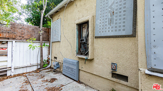 13905 Milbank Street, Sherman Oaks CA: https://media.crmls.org/mediaz/647d08f4-a3fb-427b-ac14-cb8919ac6205.jpg