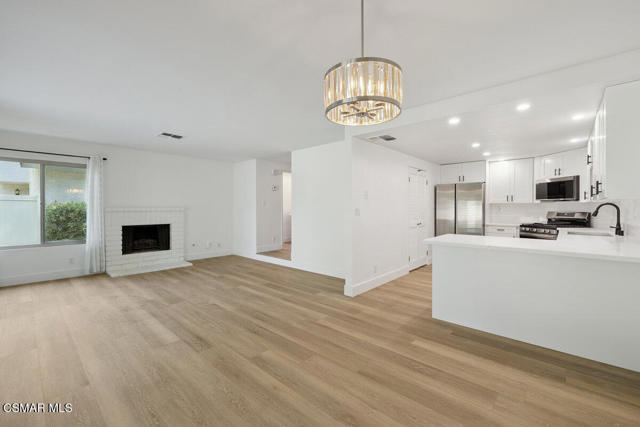 2619 Calle Hermosa, Thousand Oaks CA: https://media.crmls.org/mediaz/647d0a10-5a48-4fbb-ab63-22bddf16a47b.jpg