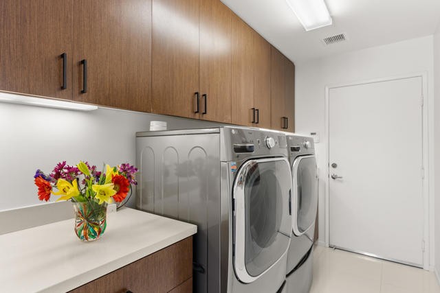 1069 Azure Court, Palm Springs CA: https://media.crmls.org/mediaz/647d13b6-6791-4464-a722-d0df7748ce51.jpg