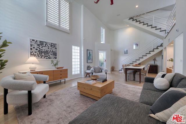 833 17th Street, Santa Monica CA: https://media.crmls.org/mediaz/647d8964-85f9-49c3-98d1-00e4160b4cc0.jpg