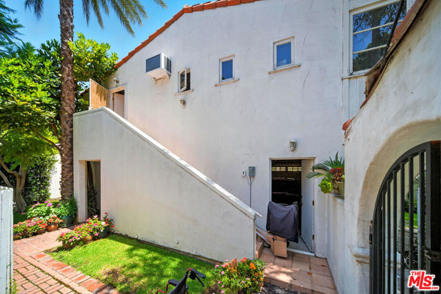 602 N Crescent Drive, Beverly Hills CA: https://media.crmls.org/mediaz/647d9ece-fc34-4003-8f8a-c56e6319c917.jpg