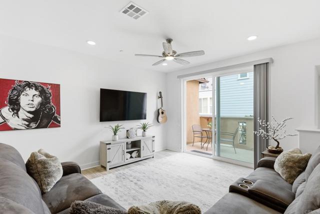 Detail Gallery Image 18 of 37 For 4367 Pacifica Way #2,  Oceanside,  CA 92056 - 3 Beds | 3/1 Baths