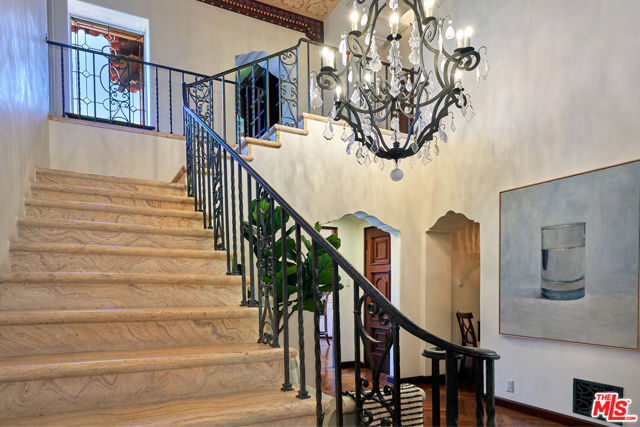 519 N ALTA Drive, Beverly Hills CA: https://media.crmls.org/mediaz/647f510a-ffd7-4dc3-84b9-ac9b42aed424.jpg