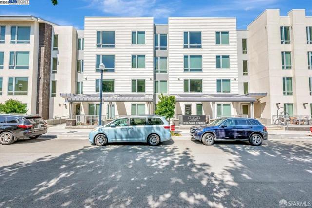 10 Innes Ct, San Francisco CA: https://media.crmls.org/mediaz/64815129-8f84-4233-857f-8d164dcd200f.jpg
