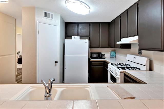 22192 Rim Pointe,  CA: https://media.crmls.org/mediaz/6481c68d-38a1-4ce0-ad2f-76e5be30e51f.jpg