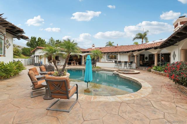 13371 Summit Cir, Poway CA: https://media.crmls.org/mediaz/64835dbe-1cb0-4b74-8d61-0de37386556a.jpg