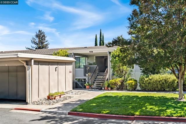 2817 Golden Rain Rd, Walnut Creek CA: https://media.crmls.org/mediaz/6483acc0-c982-4059-90ec-f131921bcb25.jpg