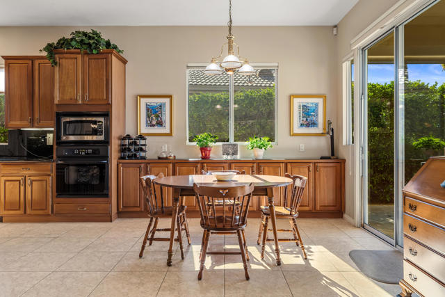 80610 Prestwick Place, Indio CA: https://media.crmls.org/mediaz/64840408-95ae-4a7f-9322-3c027c5e2dcf.jpg