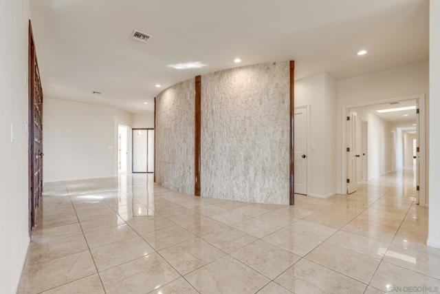 3013 Woodford Dr, La Jolla CA: https://media.crmls.org/mediaz/648413ca-aeb0-41ae-97b1-fc346b290102.jpg